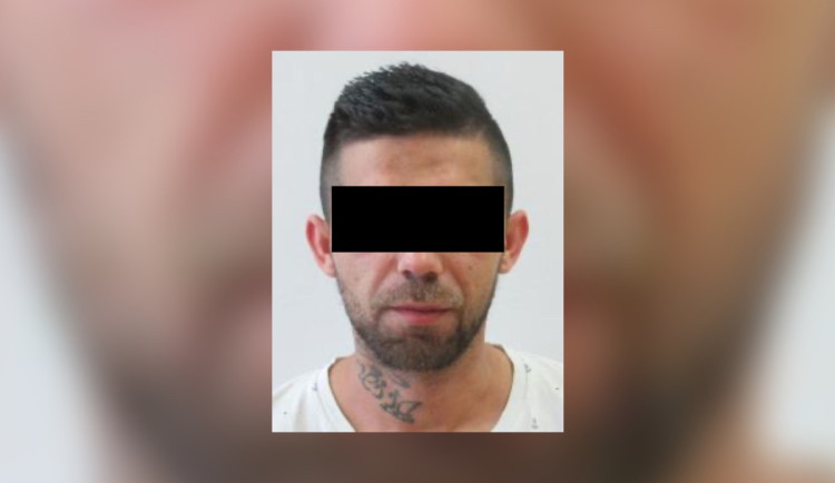 Policisté pátrají po uprchlém vězni, může být i v Budějcích. Prozradí ho tetování na krku