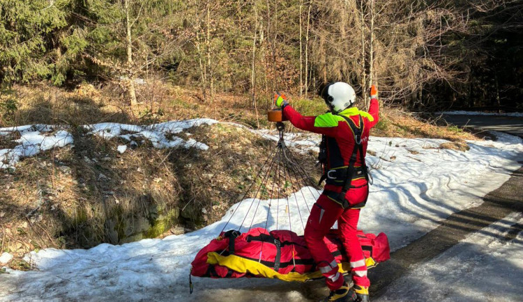 Turistka uklouzla na namrznuté stezce v Beskydech. Zachraňoval ji vrtulník s jeřábem