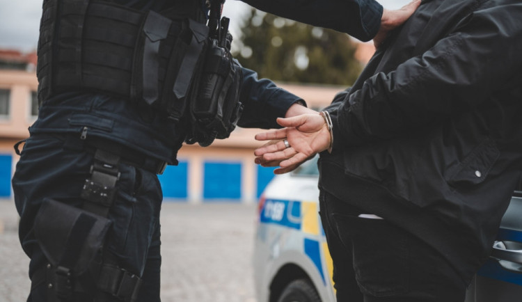 Pět let zažívala týraná žena skutečné peklo. Znásilňoval ji její partner