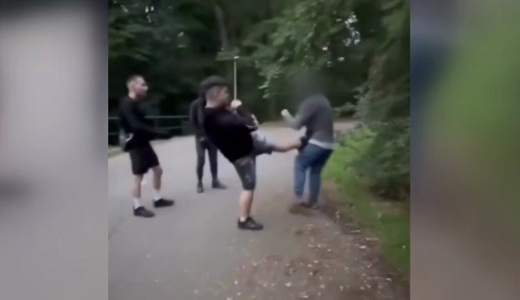 Mladíci napadli muže v pražském parku. Útok si natáčeli