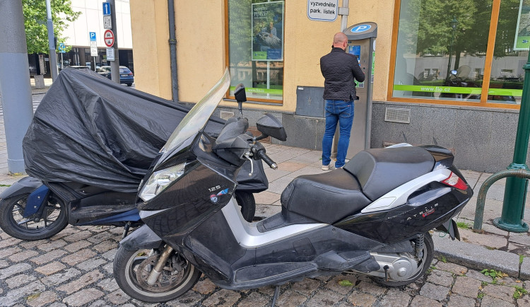 Majitelé skútrů a motorek ušetří za parkování ve městě, od dubna bude zdarma