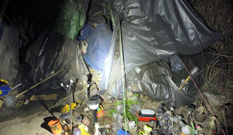 Matka žila s malými dětmi ve stanu. K lékaři ani do školy nechodily