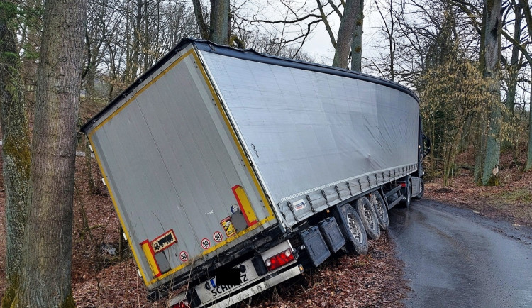 Smolná jízda. U Třeště se pod řidičem utrhla krajnice, návěs sklouzl do příkopu