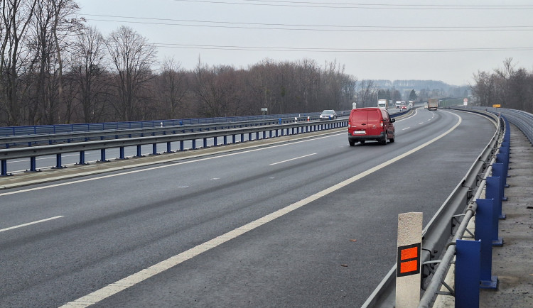 Po výměně mostních závěrů se kolem Frýdku-Místku bude jezdit ve všech pruzích