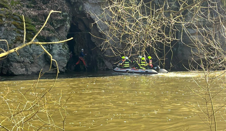 Nejtěžší ferrata v republice uvěznila dvě dívky. Vyčerpané turistky zachraňovali hasiči