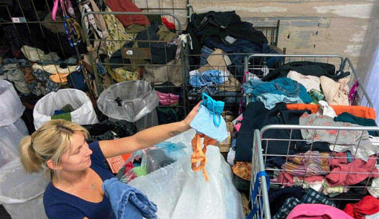 Provětrejte skříně a šatník. Jihlava opět bude sbírat věci pro Diakonii Broumov