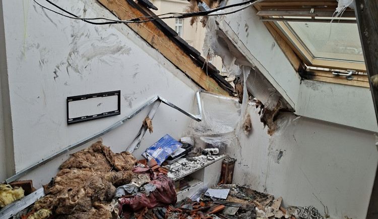 Potřebují postele i počítače k práci. Běží sbírka pro Letenské zasažené požárem