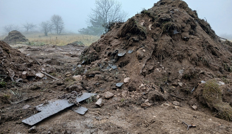 Z Podyjí zmizela obří skládka podrážek, pracovníci odvezli 115 tun odpadu
