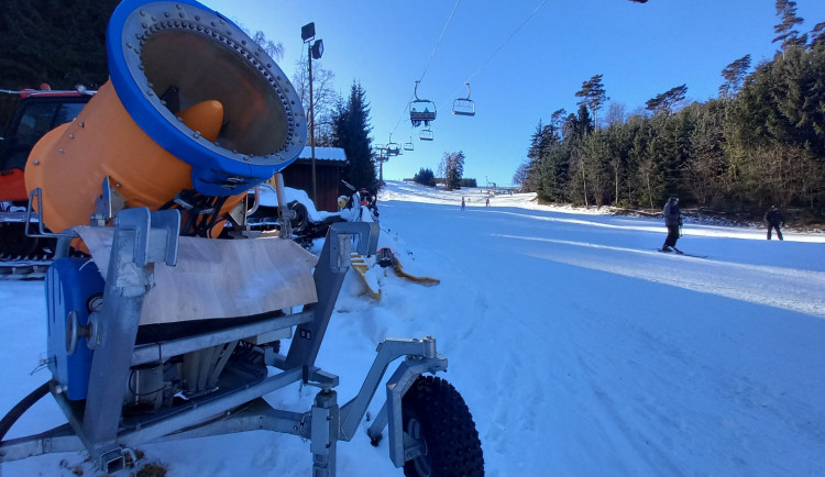 Některé skiareály v Krušných horách zůstávají otevřené, ale s omezeními