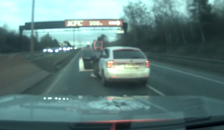 VIDEO: Opilý cizinec ukradl nastartované auto, při honičce vyskakoval za jízdy