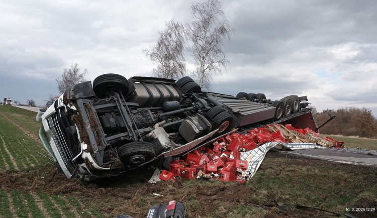 U Sedlece se převrátil kamion s pivem, hasiči staví hráz a bojují s protrženou nádrží