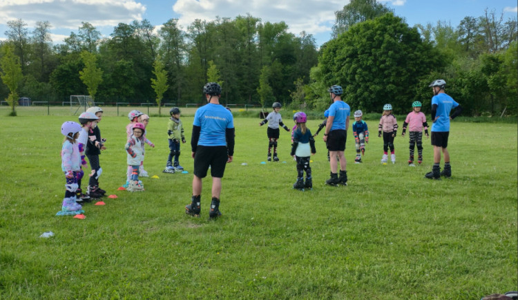 Jak začít s inline bruslením: postoj, bezpečný pád a vstávání