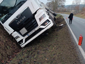 Dvě převrácené cisterny během rána. Dopravu komplikují na Prachaticku a Písecku