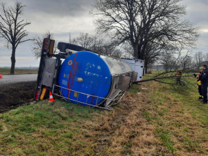 Dvě převrácené cisterny během rána. Dopravu komplikují na Prachaticku a Písecku