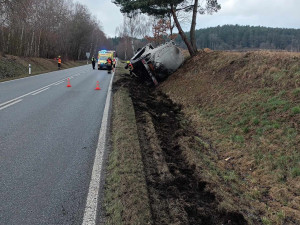 Dvě převrácené cisterny během rána. Dopravu komplikují na Prachaticku a Písecku