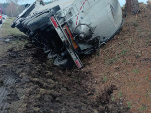 Dvě převrácené cisterny během rána. Dopravu komplikují na Prachaticku a Písecku