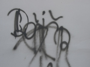 Sprejer poničil fasádu domu ve Strakonicích. Samozvaného umělce hledá policie