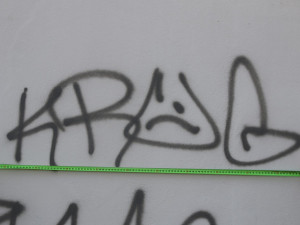 Sprejer poničil fasádu domu ve Strakonicích. Samozvaného umělce hledá policie