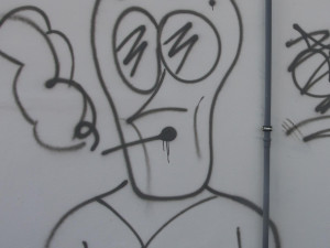 Sprejer poničil fasádu domu ve Strakonicích. Samozvaného umělce hledá policie