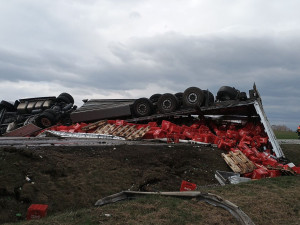U Sedlece se převrátil kamion s pivem, hasiči staví hráz a bojují s protrženou nádrží