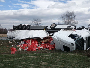 U Sedlece se převrátil kamion s pivem, hasiči staví hráz a bojují s protrženou nádrží