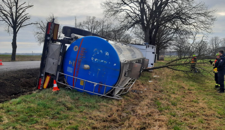Dvě převrácené cisterny během rána. Dopravu komplikují na Prachaticku a Písecku