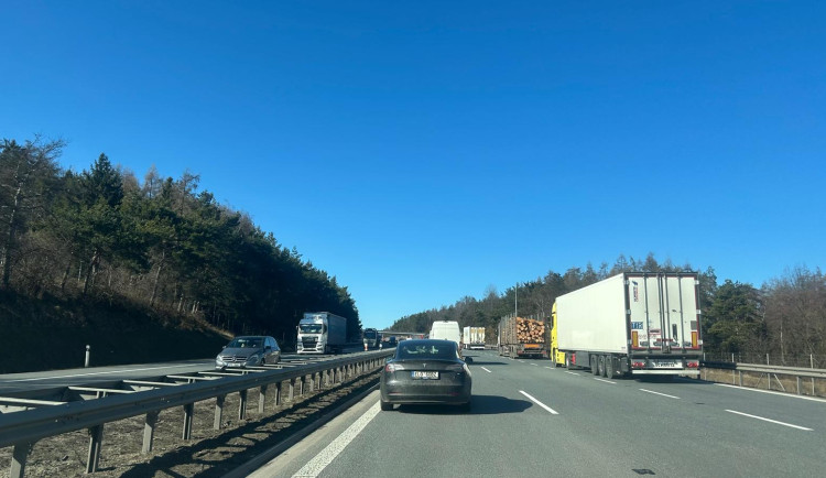 Řidička mířila po D1 na letiště ve Vídni. Kličkovala a nadýchala skoro tři promile