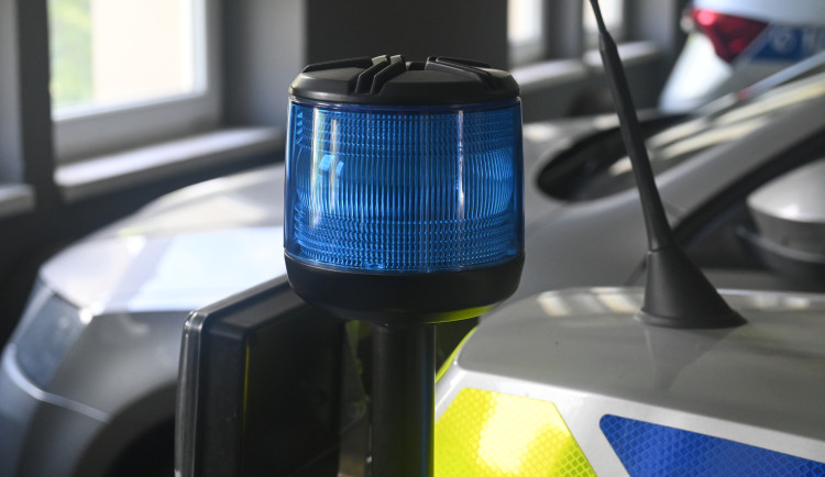 Mladík vykradl modlitebnu a vyhrožoval svému známému. Hrozí mu až deset let vězení