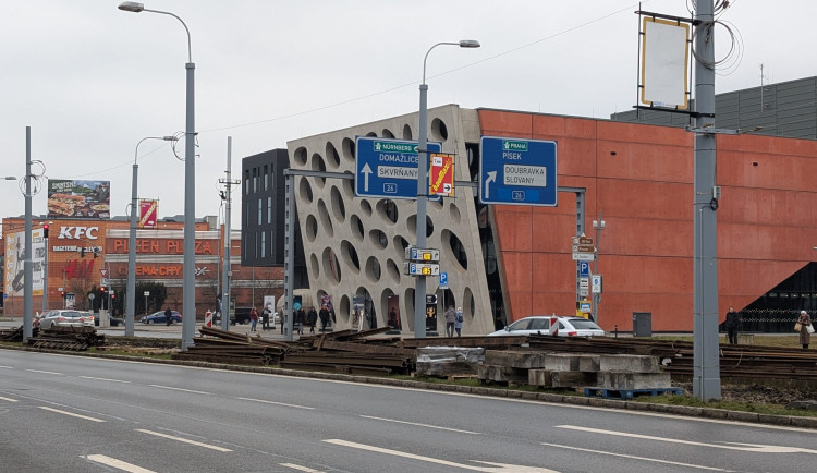 Vypukne dopravní peklo. Uzavření křižovatky u Nového divadla přinese řadu omezení