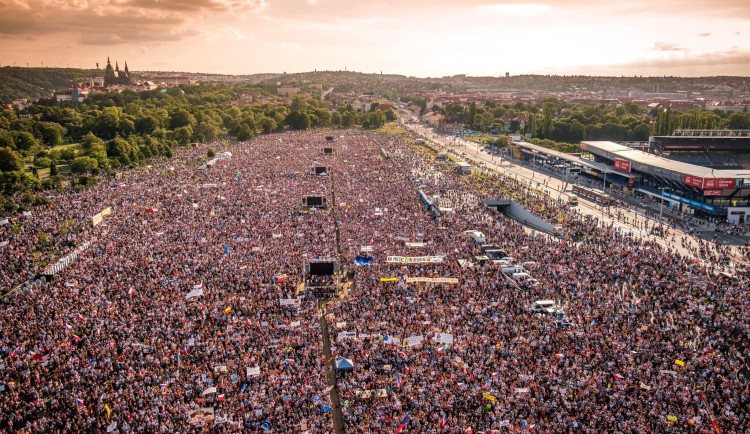 Na demonstraci na Letné se chystají tisíce lidí, vozit je bude speciální tramvaj
