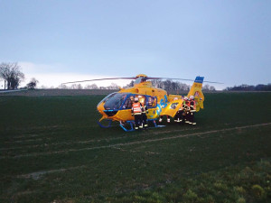 Vážná nehoda u Lékařovy Lhoty. Hasiči vyprošťovali pět lidí, jednoho resuscitovali