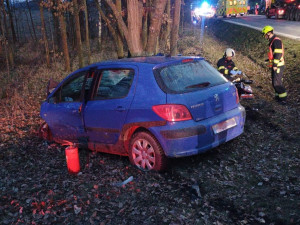 Vážná nehoda u Lékařovy Lhoty. Hasiči vyprošťovali pět lidí, jednoho resuscitovali