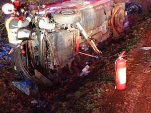 Vážná nehoda u Lékařovy Lhoty. Hasiči vyprošťovali pět lidí, jednoho resuscitovali