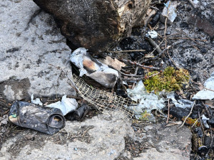 Vandalům neuniklo ohniště na Vohybale, spálili koš i ceduli. Město zvažuje fotopasti
