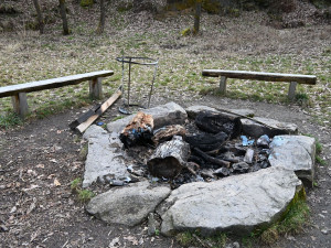 Vandalům neuniklo ohniště na Vohybale, spálili koš i ceduli. Město zvažuje fotopasti