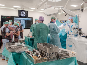 Robot místo skalpelu. V Budějovicích nově operují kyčelní klouby moderní metodou