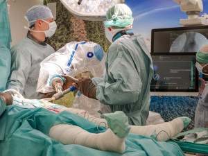 Robot místo skalpelu. V Budějovicích nově operují kyčelní klouby moderní metodou