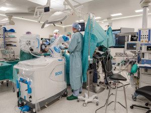 Robot místo skalpelu. V Budějovicích nově operují kyčelní klouby moderní metodou