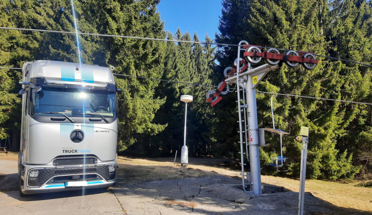 Průjezd pod lanovkou na Zadově vyšel řidiče draho. Způsobil škodu za půl milionu