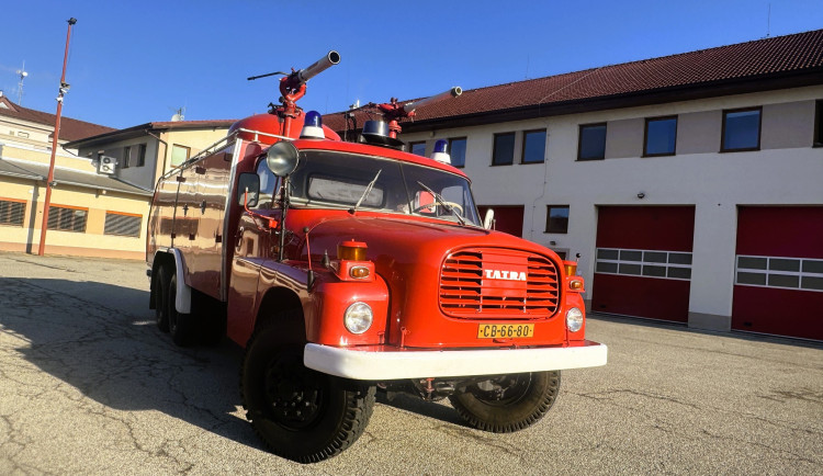 Jihočeští hasiči se rozloučili se starou dámou. Legendární Tatra 148 míří do muzea