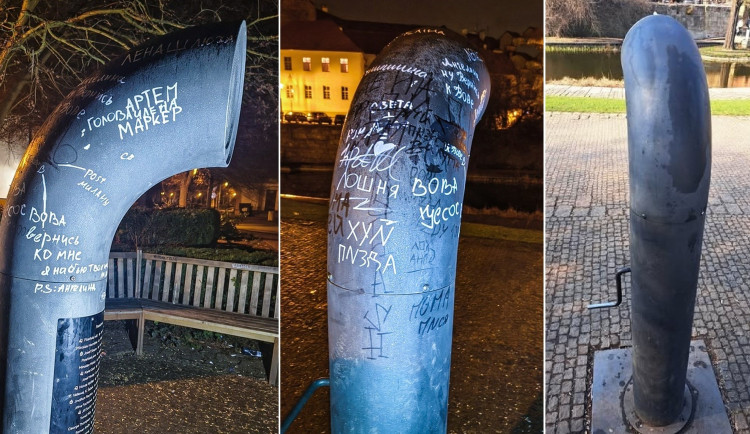 Nápisy v azbuce z poničeného Poesiomatu zmizely. Vyčistili ho Ital, Češi i Ukrajinci