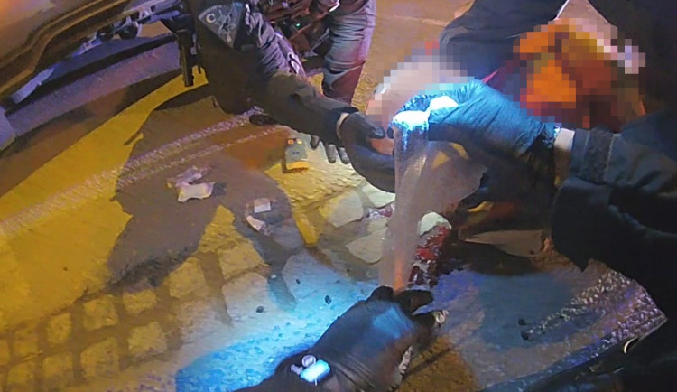 Senior na kole narazil do značky a zůstal ležet. Na pomoc mu přispěchali strážníci