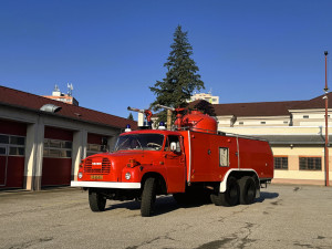 Jihočeští hasiči se rozloučili se starou dámou. Legendární Tatra 148 míří do muzea