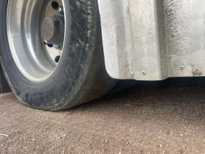 Přívěs bez kola a cizí doklady. Při kontrole kamionu se policisté nestačili divit