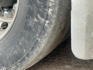 Přívěs bez kola a cizí doklady. Při kontrole kamionu se policisté nestačili divit