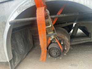 Přívěs bez kola a cizí doklady. Při kontrole kamionu se policisté nestačili divit