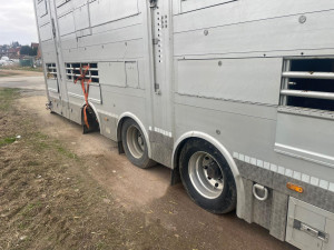 Přívěs bez kola a cizí doklady. Při kontrole kamionu se policisté nestačili divit