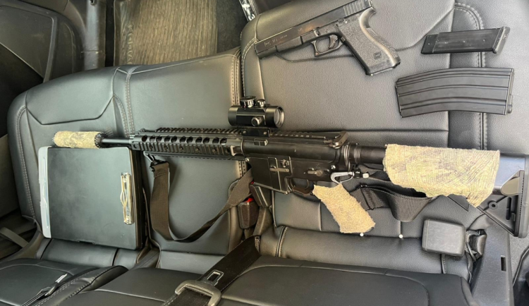 Muž střílel na Letné z okna bytu airsoftovou pistolí, zadržela ho policie