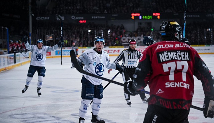 Hokejisté Plzně vyhráli na ledě Sparty 4:3 po nájezdech, rozhodl Zámorský