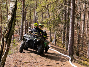 K lesnímu požáru přiváděla vodu 340 metrů dlouhá hadice. Podobných případů přibývá